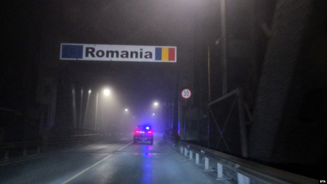 Prima mașină trece granița dintre Bulgaria și România, la câteva secunde după ce cele două țări au intrat în Spațiul Schengen inclusiv cu granițele terestre. 1 ianuarie 2025.
