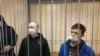 Dmitrij Karniejeu és Mikita Zalatarou a bíróságon, 2021. február 22.