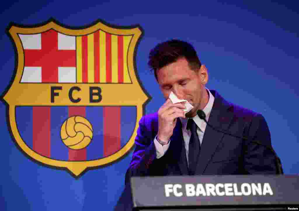 ШПАНИЈА - Лионел Меси се согласи да се приклучи на францускиот клуб Париз Сен Жермен (ПСЖ), по неговото ненадејно заминување од Барселона, потврди денеска неговиот татко. Меси не можеше да ги сокрие солзите поради разделбата со Барселона.