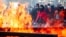 Demonstranti blizu kontejnera za smeće koji gore, tokom antivladinog studentskog protesta u Tirani, u Albaniji, 17. oktobra 2026.