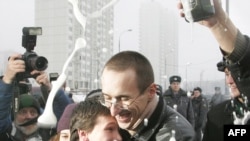 Moskwanyň sudynda aklanan Roman Popkow (sagda), 8-nji dekabr, 2005-nji ýyl.