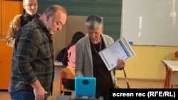 Votimi në një qendër votimi në Banjallukë, më 4 tetor 2026. Fletëvotimet, pas votimit, regjistrohen përmes skanerëve optikë.
