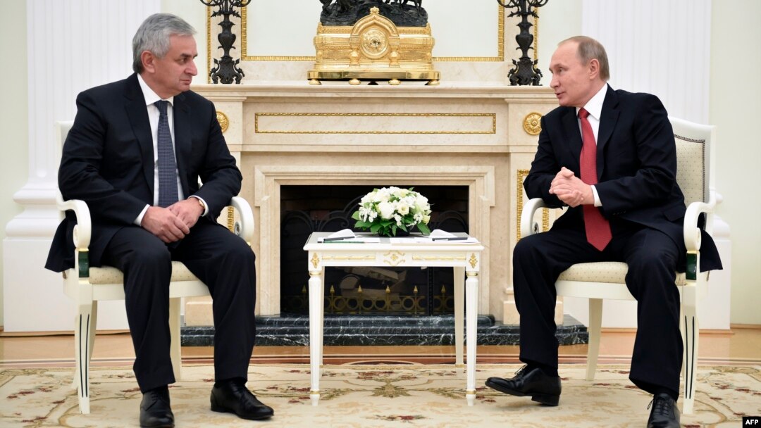 После пятиминутной протокольной съемки журналистов удалили, и президенты еще около 40 минут общались с глазу на глаз