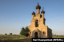 Ескі шіркеудің қасбеті. Дербісек ауылы, Сарыағаш ауданы, Түркістан облысы. 5 маусым 2020 жыл.