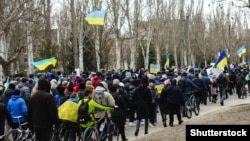 Жителі Мелітополя протестують проти російської армії, яка окупувала місто. 7 травня 2022 року 
