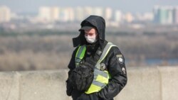 Співробітник поліції під час патрулювання на вулицях вулицях Києва