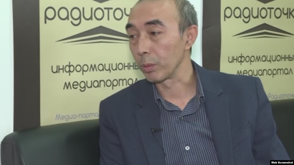 Бекжан Идрисов, главный редактор интернет-портала Radiotochka.kz. Алматы, 16 ноября 2016 года. Скриншот видеопрограммы "Настоящее Время".