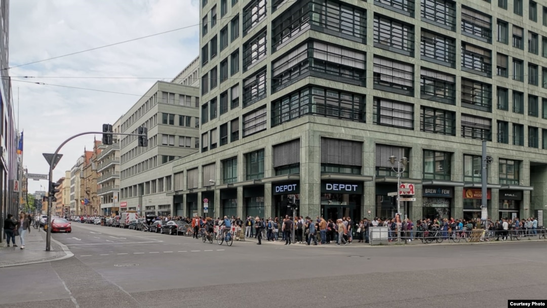 La Berlin, coada se întinde pe câteva sute de metri