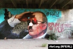 Граффити с Путиным после "доработки" жителями Ялты - один из фрагментов фотографии для публикации приходится вырезать в соответствии с российским законодательством