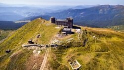 Закинута обсерваторія на горі Піп Іван в українських Карпатах