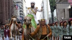 Britan aktýory Saşa Baron Koeniň oýnaýan «Diktator» filminden görnüş. 2012-nji ýylyň 5-nji maýy.