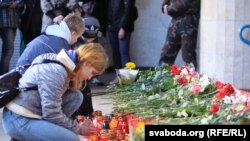 Жарылыс құрбандарын еске алған жұрт метро станциясы алдына гүл шоқтарын қойып жатыр. Минск, 12 сәуір 2011 жыл.