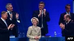 Председателката на Европейската комисия Урсула фон дер Лайен кандидатства за втори мандат, а румънският президент Клаус Йоанис (вляво) е след кандидатите за генерален секретар на НАТО след ерата на Йенс Столтенберг. 