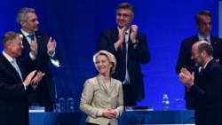 Nem mindenki tapsolt neki: Ursula von der Leyent választotta csúcsjelöltjének az Európai Néppárt bukaresti ülésén, 2024. március 7-én.
