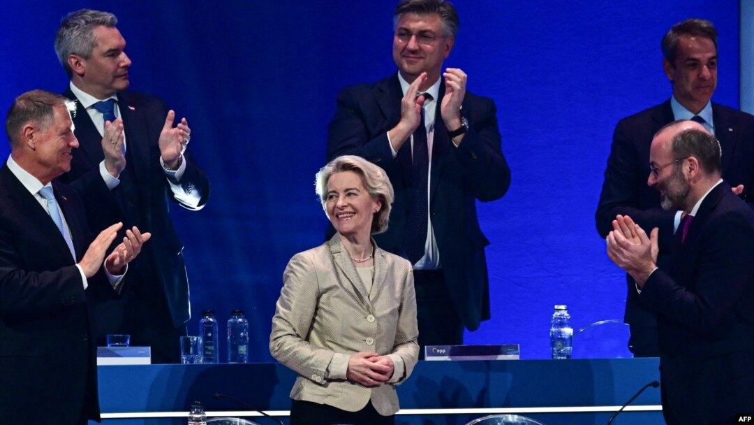 Șefa Comisiei Europene Ursula von der Leyen (centru), aplaudată de președintele României Klaus Iohannis, cancelarul austriac Karl Nehammer, premierul croat Andrej Plenkovic, premierul grec Kyriakos Mitsotakis și șeful PPE Manfred Weber la congresul PPE din București pe 7 martie.