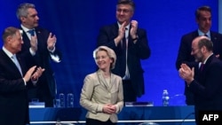 Șefa Comisiei Europene Ursula von der Leyen (centru), aplaudată de președintele României Klaus Iohannis, cancelarul austriac Karl Nehammer, premierul croat Andrej Plenkovic, premierul grec Kyriakos Mitsotakis și șeful PPE Manfred Weber la congresul PPE din București pe 7 martie.