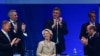 Presidentja e KE-së, Ursula von der Leyen (në mes) duartrokitet nga (majtas në të djathtë) presidenti rumun, Klaus Iohannis, kancelari austriak Karl Nehammer, kryeministri kroat, Andrej Plenkoviç, ai grek Kyriakos Mitsotakis dhe kreu i PPE-së Manfred Weber në Bukuresht, 7 mars.