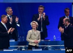 Урсула фон дер Ляєн отримує аплодисменти від інших лідерів після того, як заручилась підтримкю ЄНП на другий термін президентсва в Єврокомісії. Бахарест, березень 2024 року. Крайній зліва — Клаус Йоганніс
