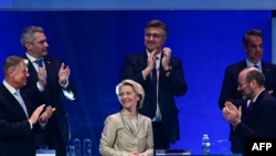 Presidentja e KE-së, Ursula von der Leyen (në mes) duartrokitet nga (majtas në të djathtë) presidenti rumun, Klaus Iohannis, kancelari austriak Karl Nehammer, kryeministri kroat, Andrej Plenkoviç, ai grek Kyriakos Mitsotakis dhe kreu i PPE-së Manfred Weber në Bukuresht, 7 mars.