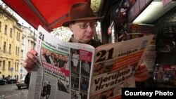 Tajnik HND Vladimir Lulić čita prvi broj "21. stoljeća"