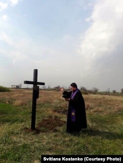 Освячення хреста на честь засновників поселення Вільгельмсталь. Село Василівка, Миколаївщина, 14 квітня 2018 року