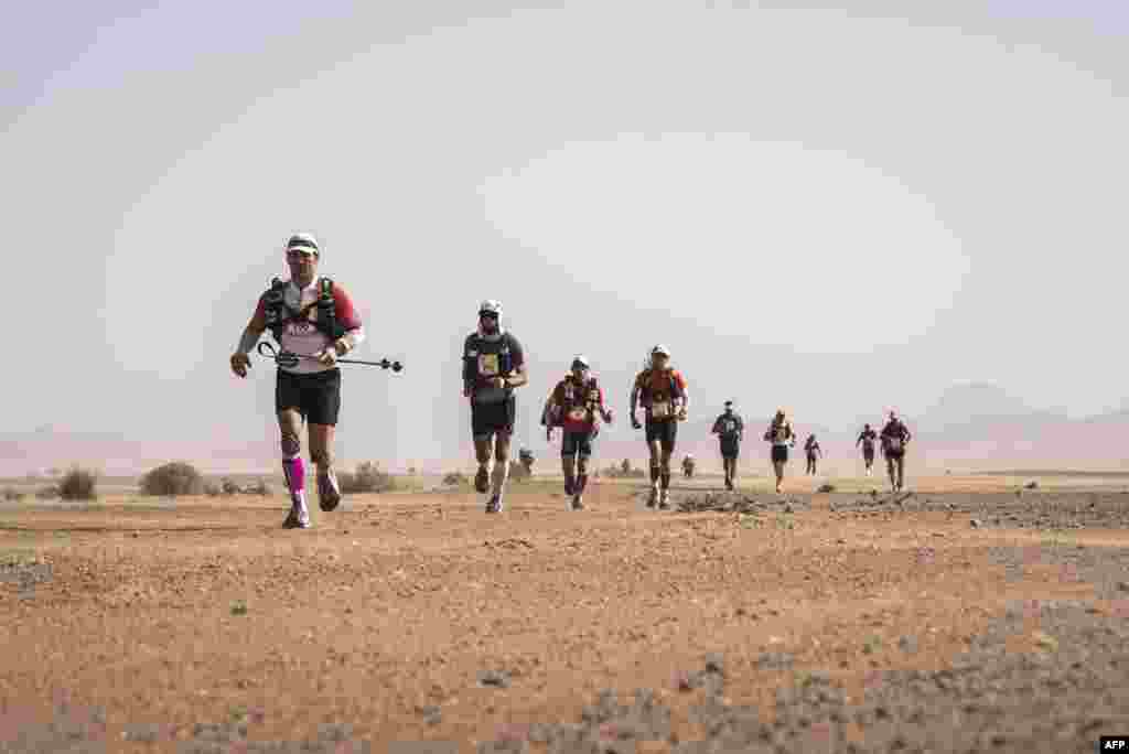 &quot;Құмды марафон&quot; (Marathon des Sables) әлемдегі ең қиын жаяу жарыс саналады. 9 сәуірде басталған биылғы марафонға мыңнан астам адам қатысып жатыр. Жарыс 16 сәуірде аяқталады.&nbsp;