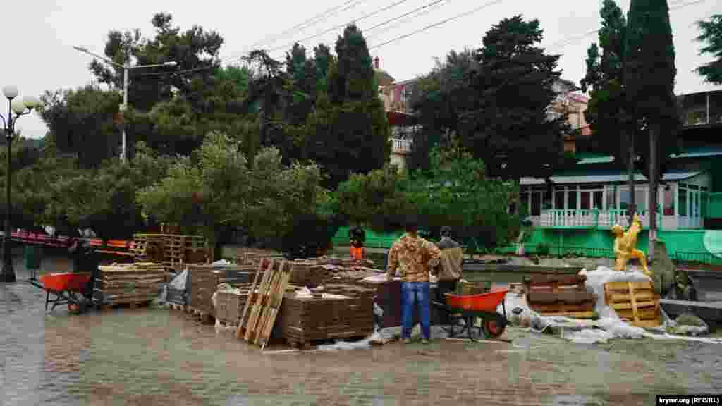 У Криму вже стало доброю традицією – перекладати тротуарну плитку напередодні зими або в негоду
