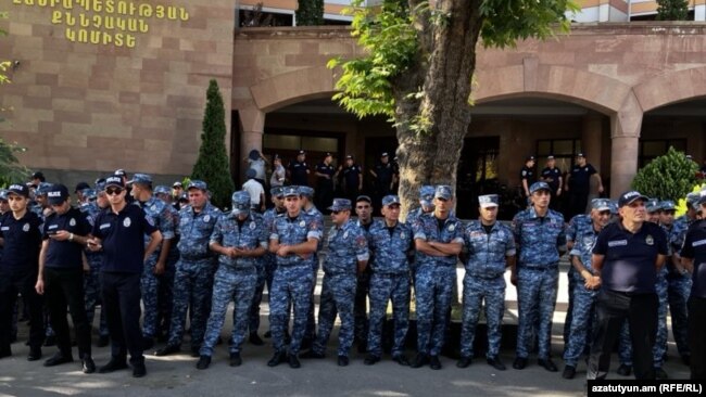 Armenia - La policía antidisturbios está desplegada frente a la sede del Comité de Investigación en Ereván, el 27 de junio de 2025.