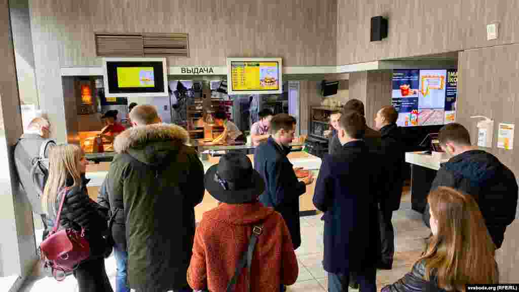 Чэргі ў McDonald's каля станцыі мэтро Кастрычніцкая ў Менску і паблізу ад&nbsp;Tower Bridge у Лёндане