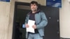 Французский журналист Венсан Прадо у здания суда в Актау. 27 сентября 2018 года. 