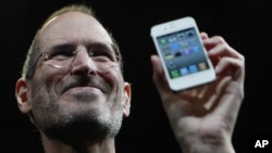 Steve Jobs cu noul iPhone în 2010