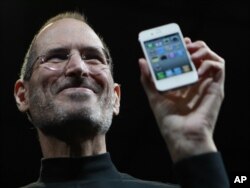 Стив Джобс iPhone 4-ті таныстырып тұр. Сан-Франциско, 7 маусым 2010 жыл.