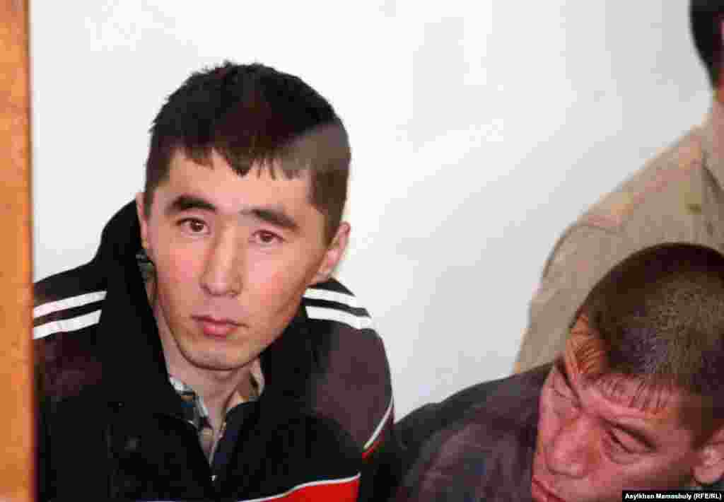 Один из осужденных по делу «о беспорядках в Шетпе» Ержан Мамбетов по решению Верховного суда освобожден по амнистии. Уменьшены тюремные сроки двоим: с семи до четырех лет Кажимурату Авезову, с пяти до трех лет Габидену Бахытжану. На фото: Подсудимые по делу «о беспорядках в Шетпе». Актау, 17 апреля 2012 года.