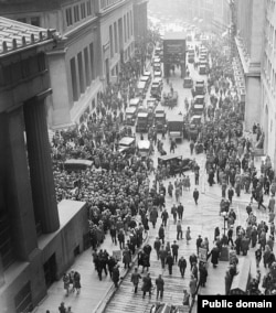 29 жовтня 1929 року біля Нью-Йоркської фондової біржі зібрався натовп, в той час, коли фондовий ринок втратив майже чверть своєї вартості за два дні