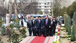 2017 год, фото пресс-службы президента Таджикистана. Э.Рахмон навещает "Зумрад"