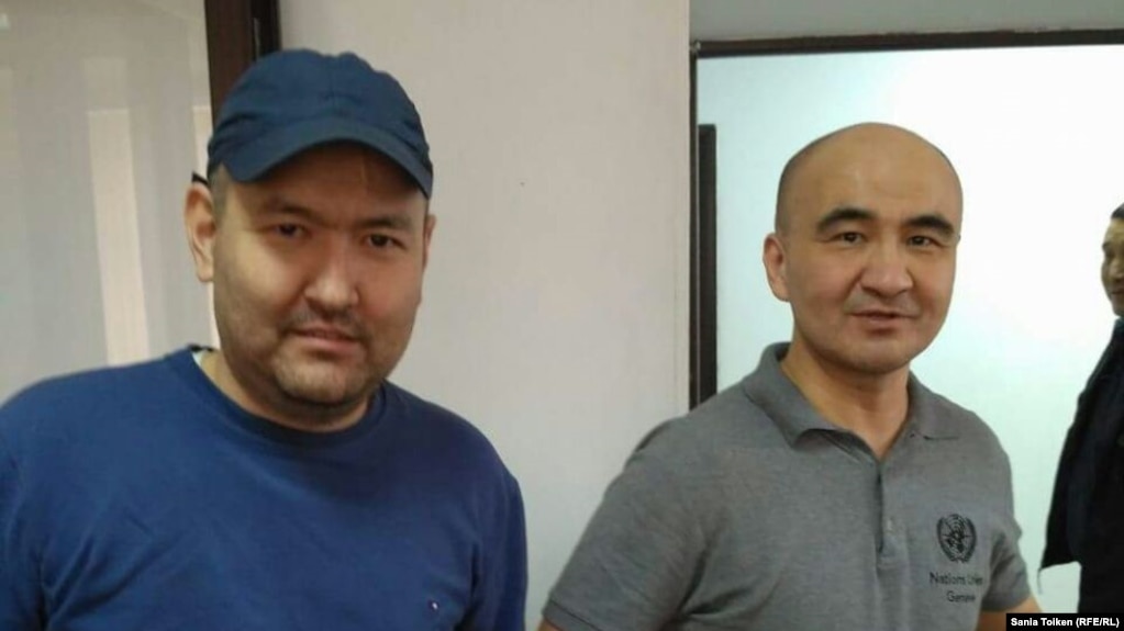 Активисты Талгат Аян (слева) и Макс Бокаев в зале суда. Октябрь 2016 года