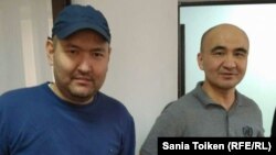 Гражданские активисты Макс Бокаев (справа) и Талгат Аян на суде по их делу. Атырау, 28 октября 2016 года.