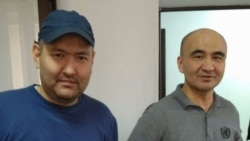 Гражданские активисты Талгат Аян (слева) и Макс Бокаев на суде по их делу. Атырау, 28 октября 2016 года.