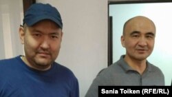 Гражданские активисты Макс Бокаев (справа) и Талгат Аян на суде по их делу. Атырау, 28 октября 2016 года.

