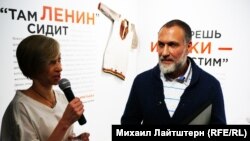 Наталья Кондратова и директор краеведческого музея Андрей Шаповалов