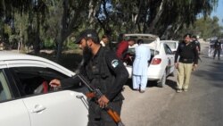 پولیس او ملېشه سرتېري د کواټ پر سړک د ګاډو تالاشي اخلي - د ارشیف انځور 