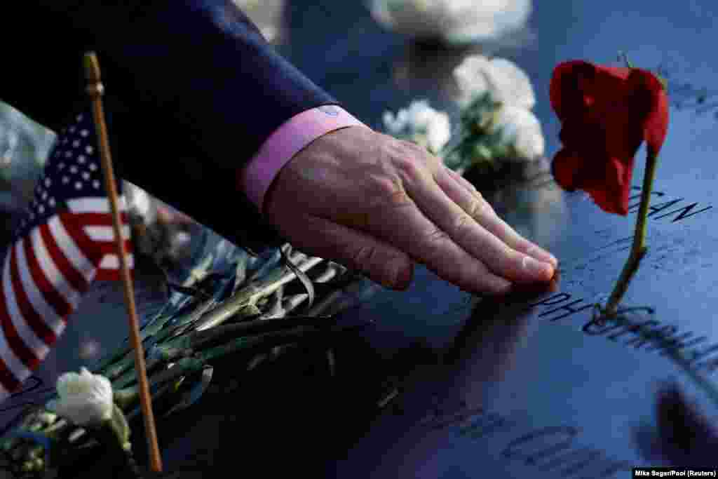 Memorijal sa imenima poginulih 11. septembra 2001. godine u Njujorku na kojem su američke zastave i cveće za nastradale, Menhetn, Njujork