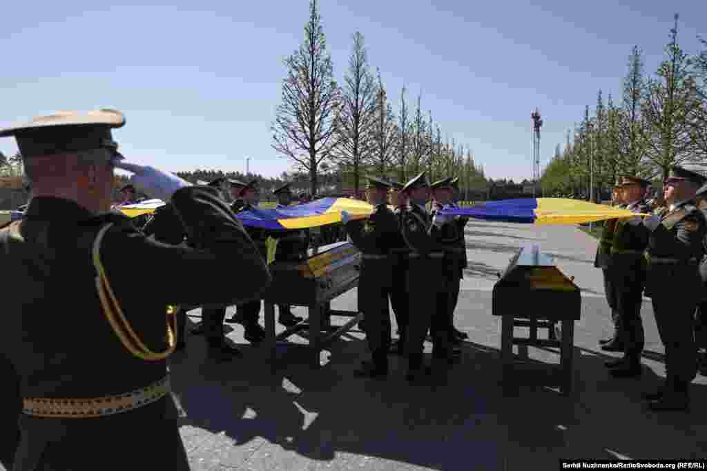 Військові віддають останню честь загиблим оборонцям України