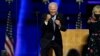 Președintele ales al Statelor Unite, Joe Biden jubilând împreună cu soția, Jill