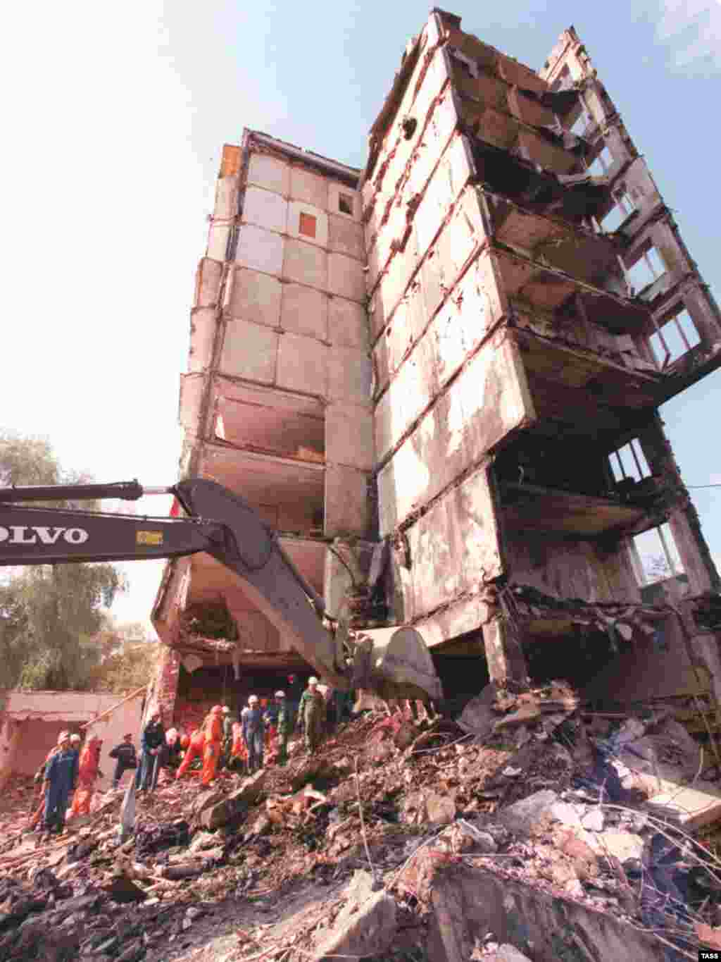 Clean-up operations at the apartment building on Guryanova Street. The blast killed 94 people.