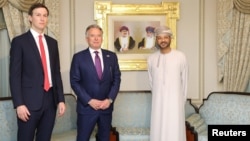 Jared Kushner și Steve Witkoff, se întâlnesc cu ministrul de externe al Omanului, Sayyid Badr Albusaidi, la Muscat, Oman, pe 6 februarie 2026.