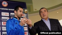 Armenia - Ruben Hayrapetian, chairman of the Football Federation of Armenia, hands an award to national team captain Henrikh Mkhitaryan in Yerevan, 22 March, 2018.