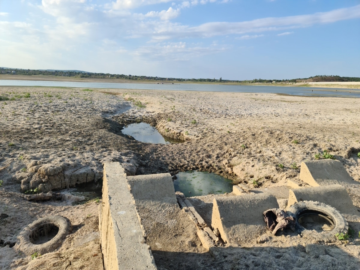 Сухий канал, що подає воду з Білогірського до Тайганського водосховища. Вересень 2024 року