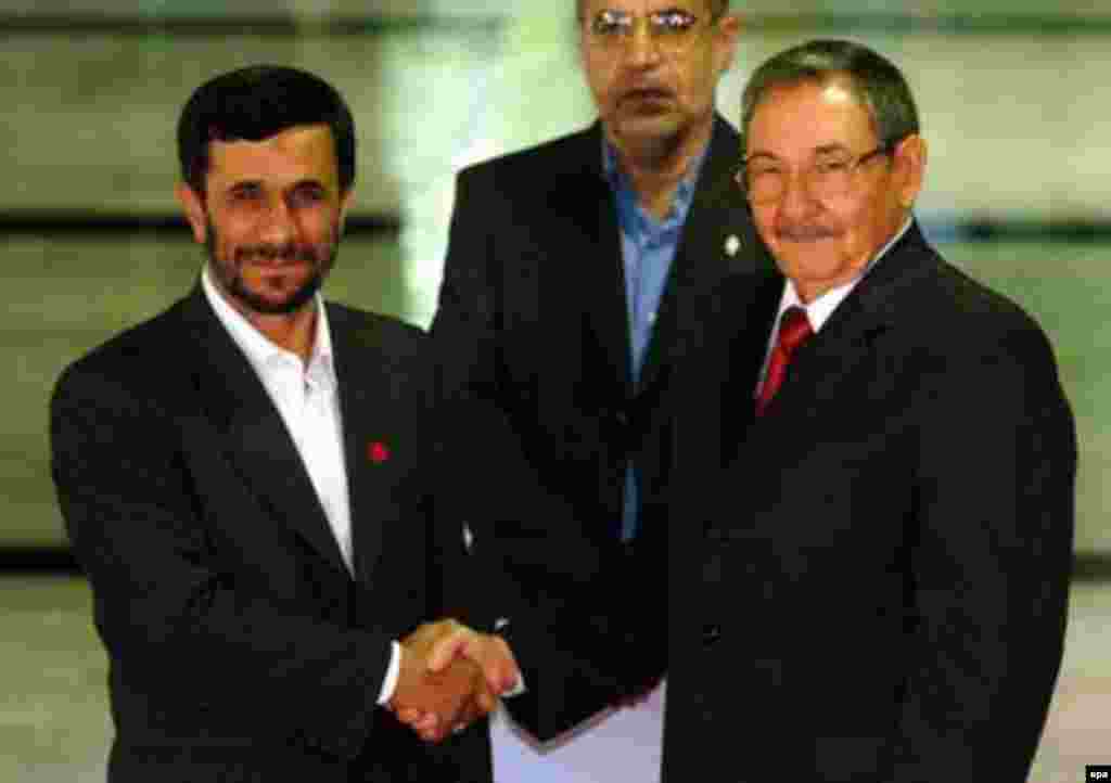 دیدار رائول کاسترو، وزیر دفاع وقت و جانشن کنونی فیدل، با محمود احمدی نژاد رییس جمهو.ری ایران در هاوانا در سال ۲۰۰۶.