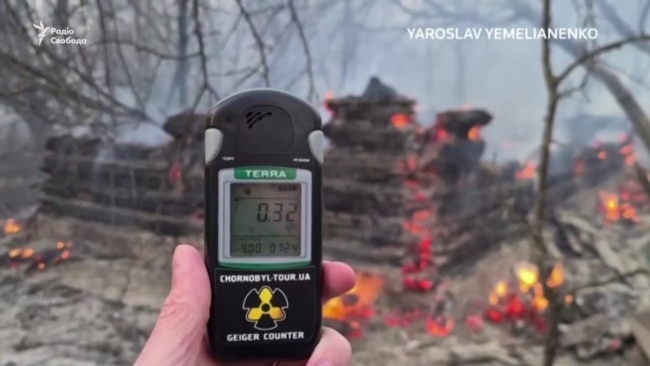 Лісова пожежа в Чорнобильській зоні триває третю добу - відео